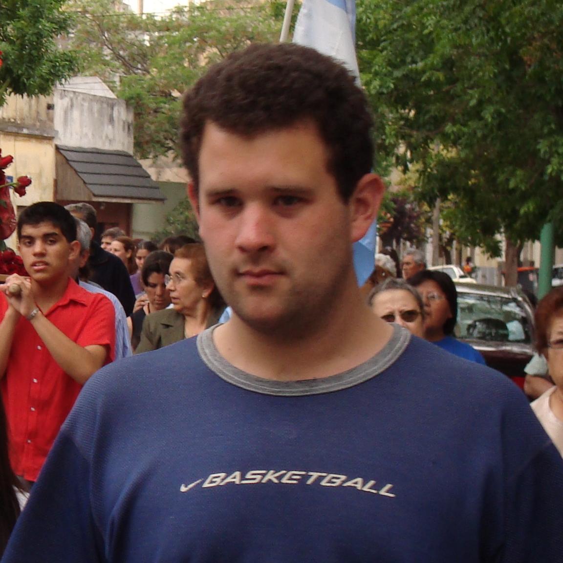 Lo mas importante en esta vida es ser útil, honesto y agradecido! Estudiante de Física en la U.S.B
