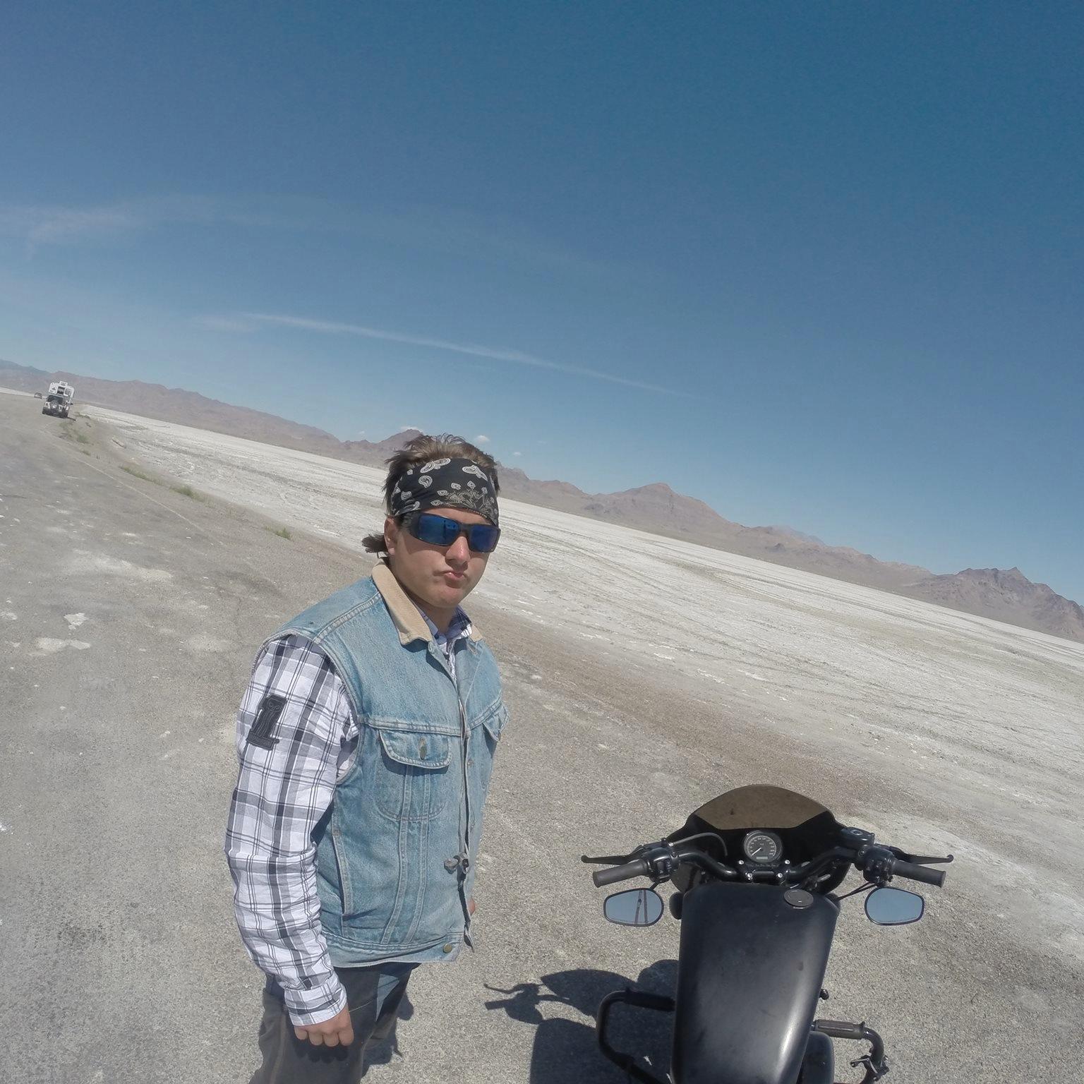 AlexEarlLong's profile picture. I do my laundry without my pants on