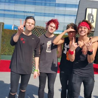 Go follow @SyddiAnnie because she just gave you this free follow