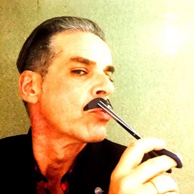 Ibedia's profile picture. Viajero obligado que por su trabajo tiene la suerte de viajar y conocer a humanos muy interesantes y la desdicha de la soledad sin la familia y los amigos.