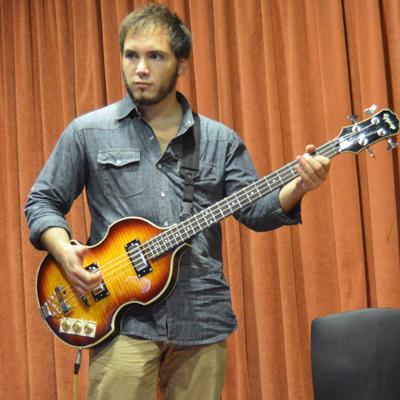 Bajista en Irisa, Estudiante de ingeniería en computación. (Bass player in Irisa, Computer engineering student).