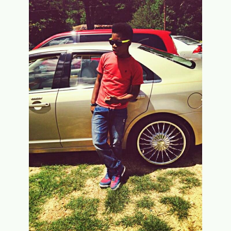 17 years old! Singer, Dancer, Hypeman for SimplyDop3Clothing and DJ Kgthekid and a Concert/Party Promoter. All i know is Turn Up! Follow my IG @officially_lilsc