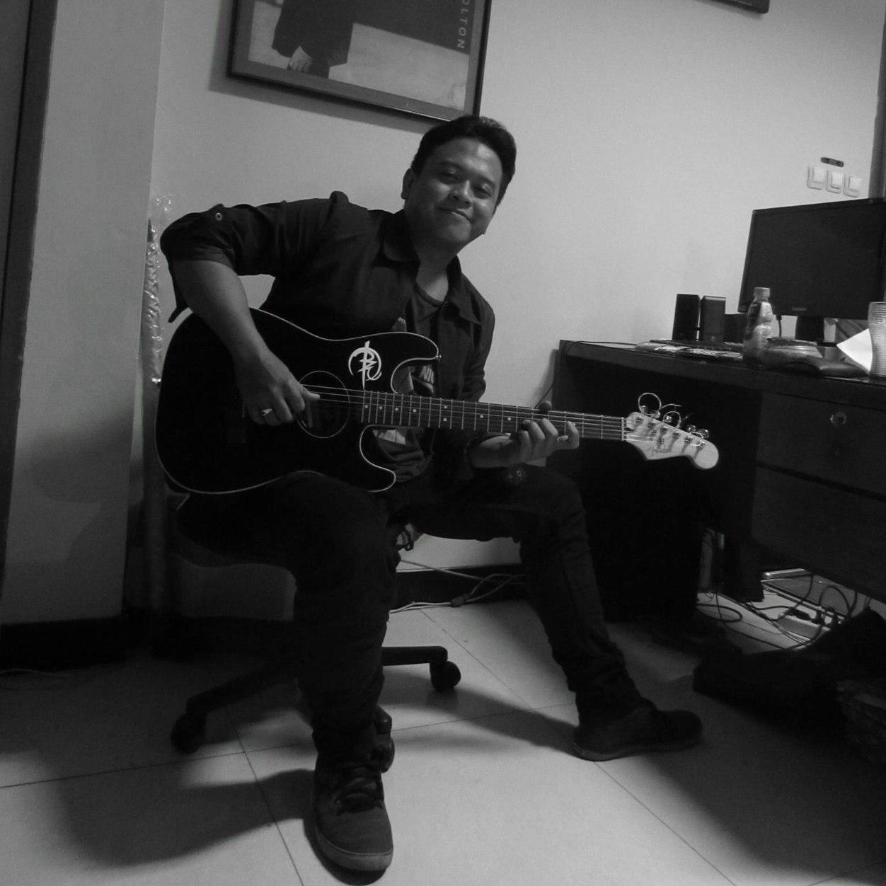 ''sejukan bumi dgn seni'' | pengrajin suara | guitar instructor Elfa Music School | peace lover, dreamer |
