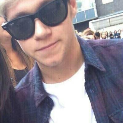 I have an obsession for lockscreens,pizza and one direction