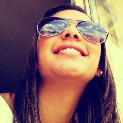 Tímida, sonhadora, acredito na humanidade, creio em algo maior que nos fortalece e nos torna capazes.