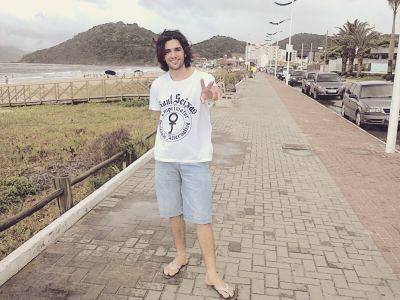 Sou pobre, feio e feliz. Tenho 21 anos.