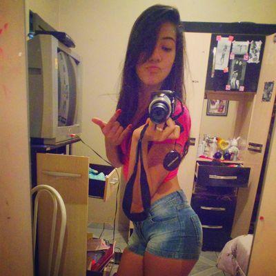 Goiana que adora um pagode e curte um rock mais que ama principalmente o sertanejo da sua terra.
As melhores frases.  .  . Siga-me. 
Ousadia & Alegria ☠