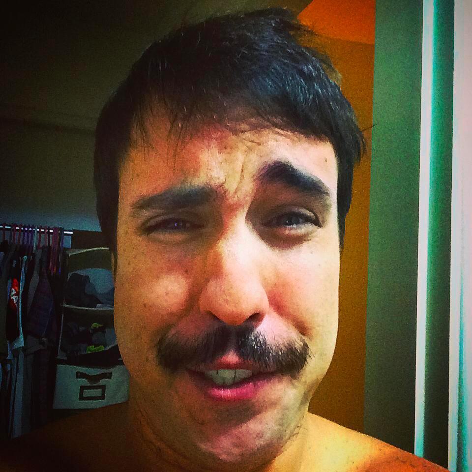 Head Planner Mestiça, são-paulino light, fã de Barney Stinson, Tyrion Lannister, Blink-182, Jim Carrey, Stephen King e Luiz Carlos Prates, rockstar frustrado.