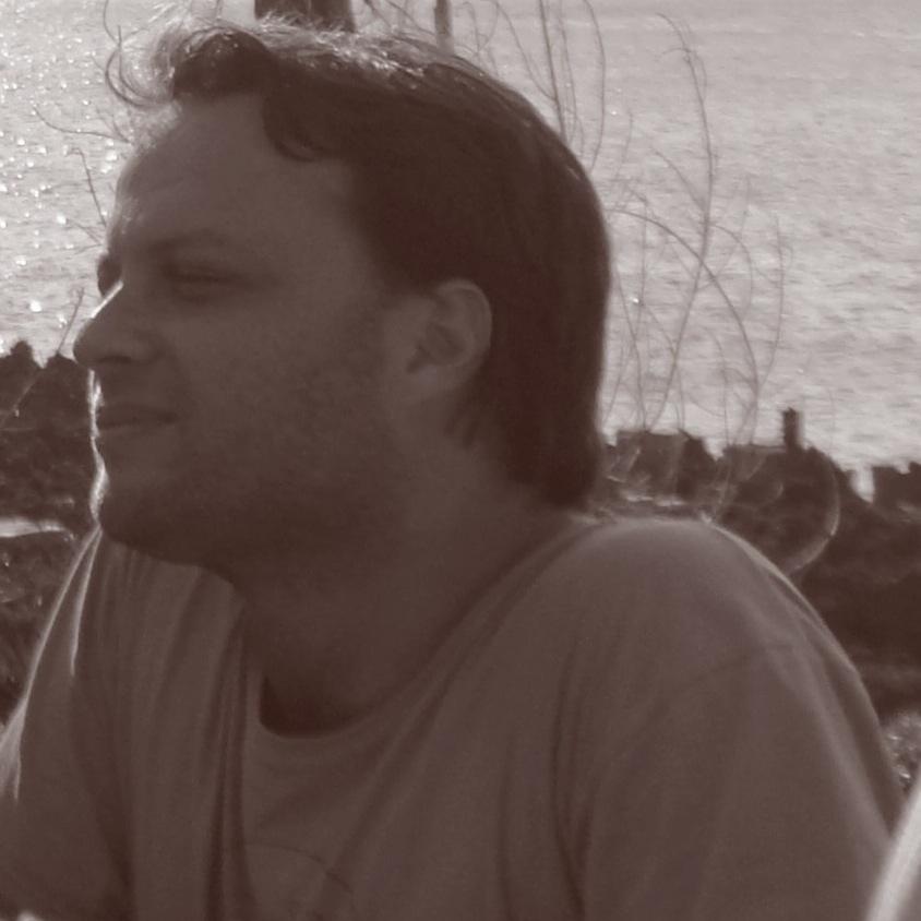 Isleño. Biólogo marino. Comprometido con la conservación de nuestros recursos acuáticos y promotor de medios de vida sostenibles en comunidades costeras.
