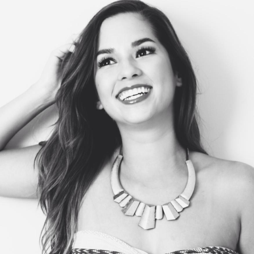 La pequeña/ Presentadora/ Redactora de contenidos/ Comunicadora digital/ Makeup geek/ Lora mojada/ Salsera y sonriente