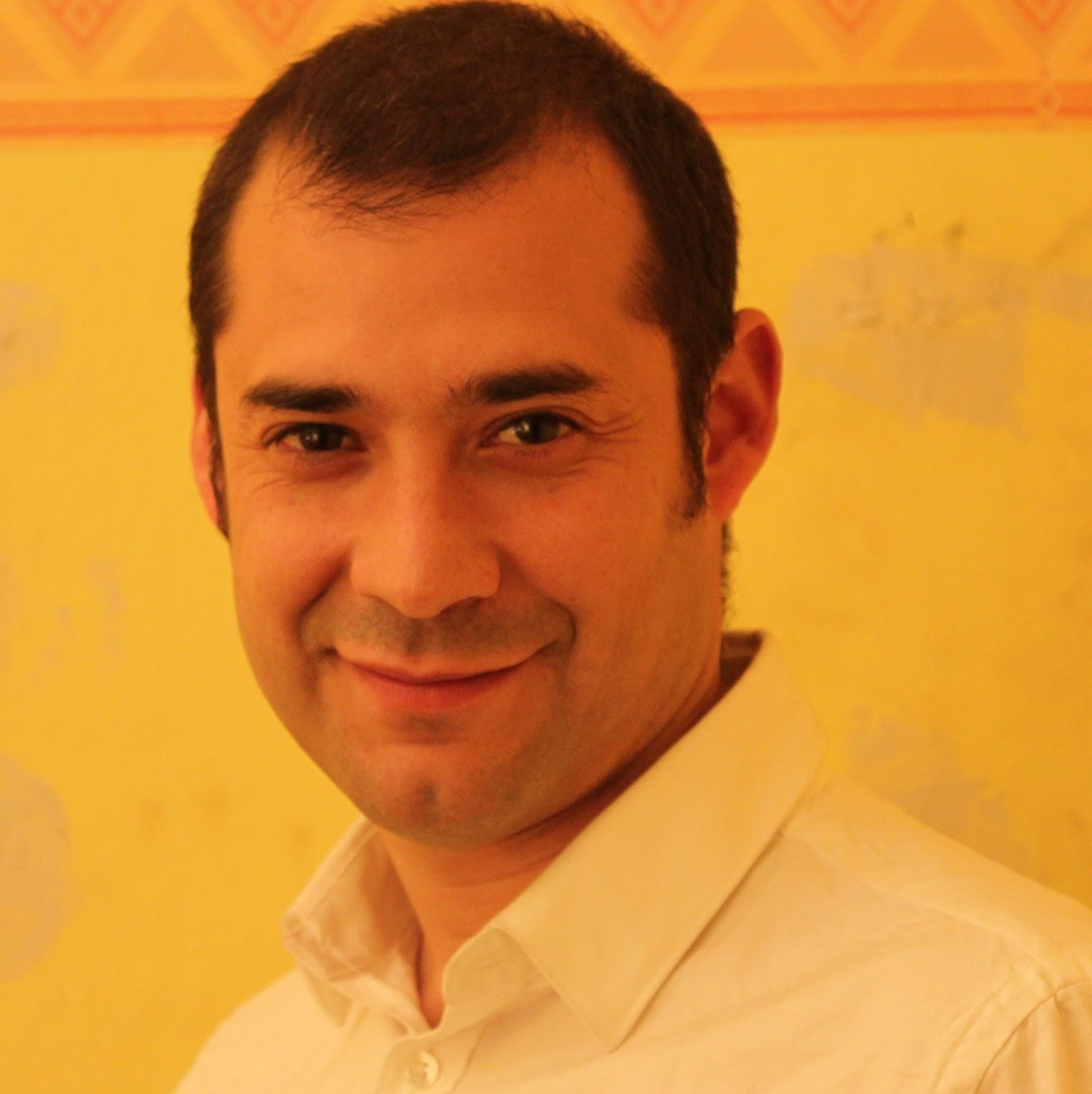 Profesor y Político de Talagante, militante del Partido Igualdad. Ingeniero (e) Comercio Internacional