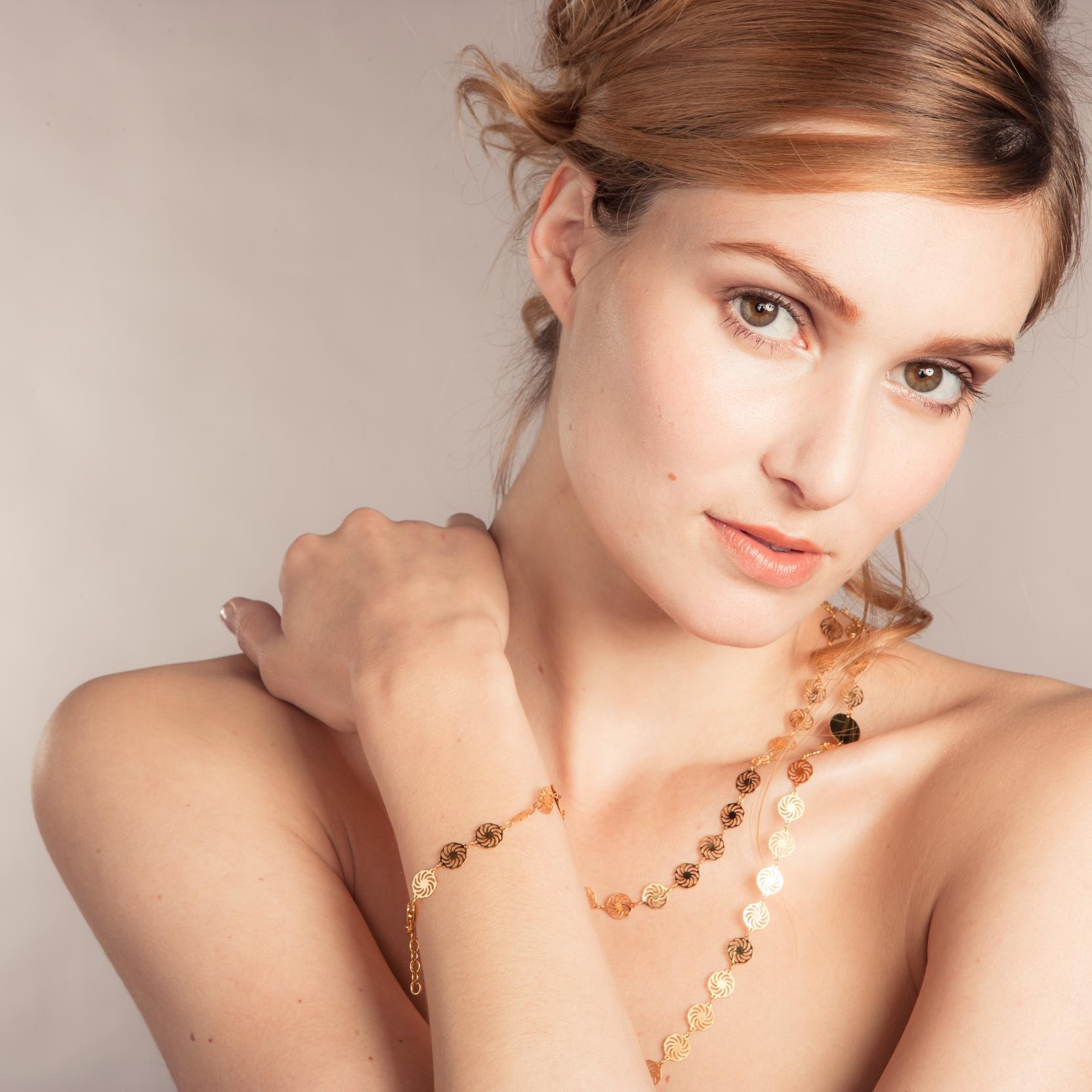 Atelier de famille est le spécialiste des bijoux gravés de haute fantaisie. Découvrez un univers glamfam qui saura vous surprendre !