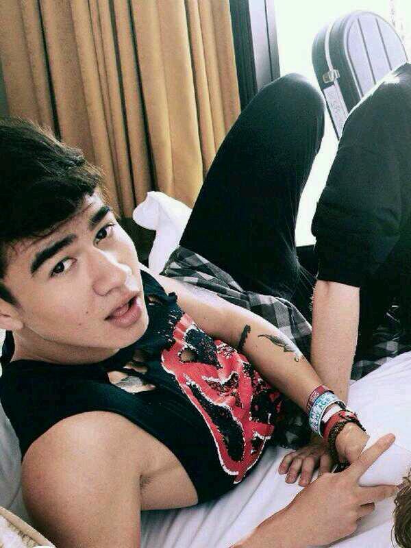 5secsofnudeyyys's profile picture. help me win this so rt this link pls? it would mean a lot if u do :( http://t.co/2Yg0KXci2Q