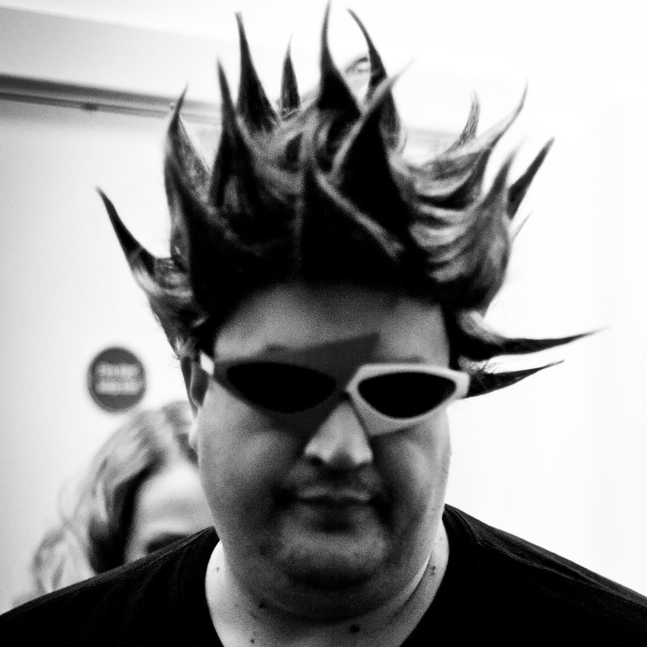 Musician, Tech nerd, Gamer, Married father of six and general nice guy!