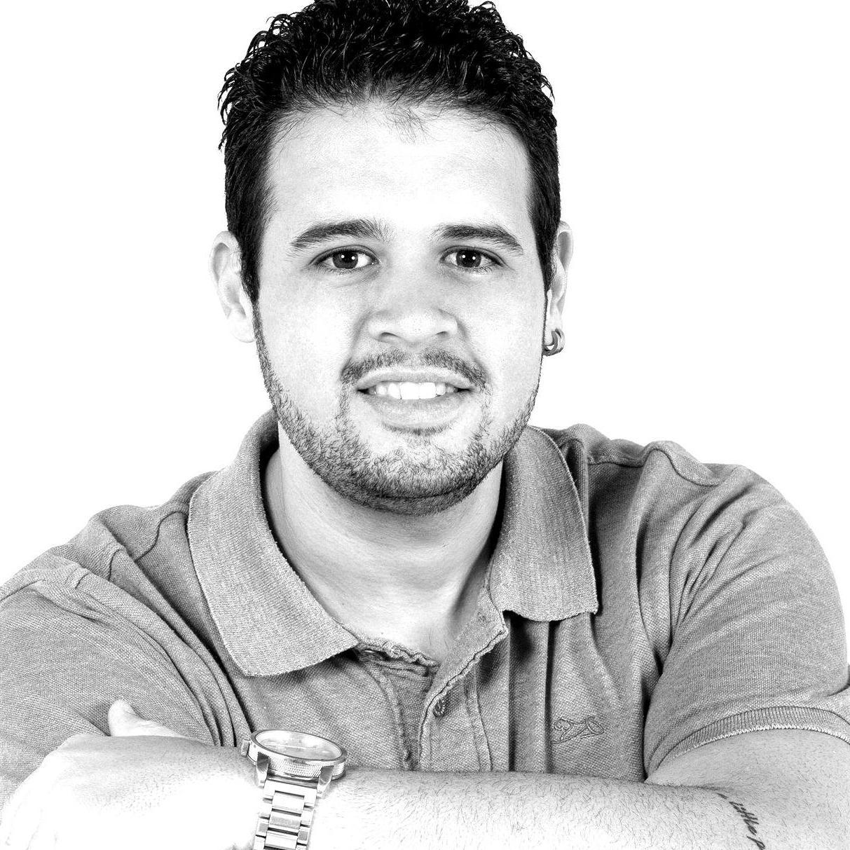 Publicitário, designer e fotógrafo.