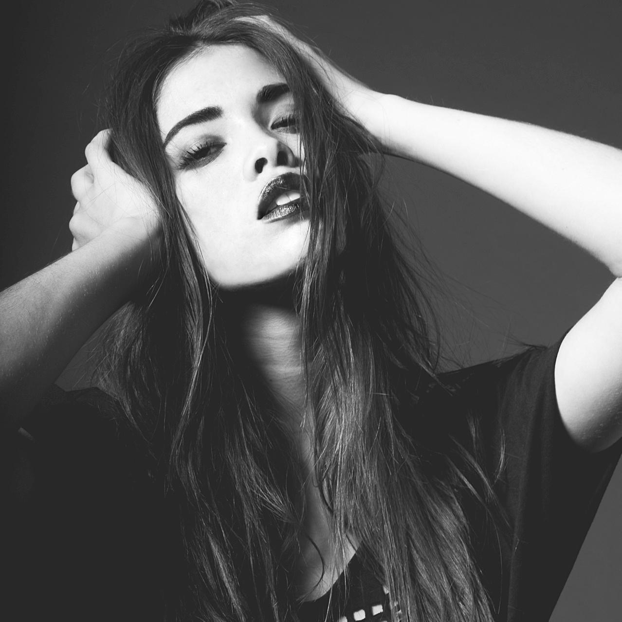 [25]. Aullando a la luna llena una vez por mes. Licántropo, no lobo, no te confundas. Sanguinaria en todas mis formas. Mujer del Alfa.  #Freerol