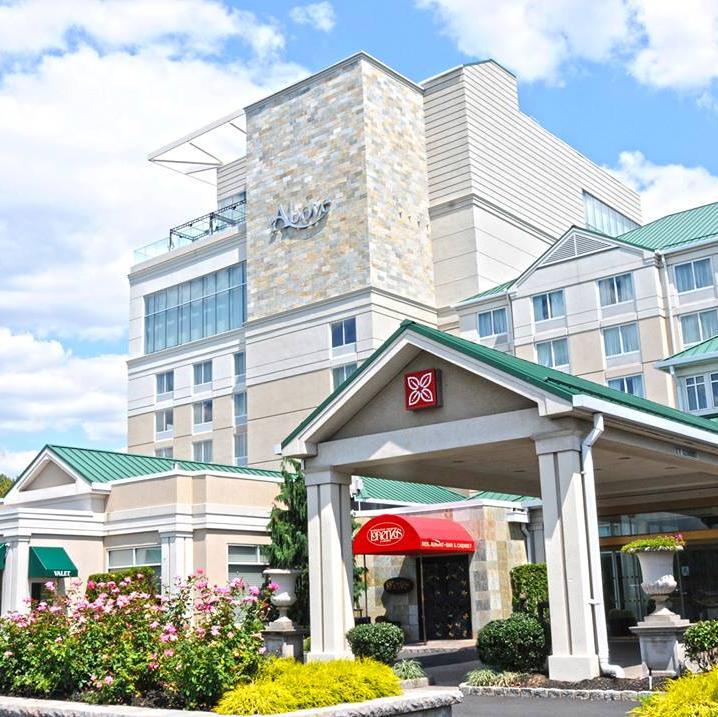 The Hilton Garden Inn New York/Staten Island boasts a prime location in the heart of the Corporate Park of Staten Island.