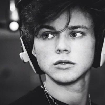 @babylipsash just gave you a free follow so you should totally follow her