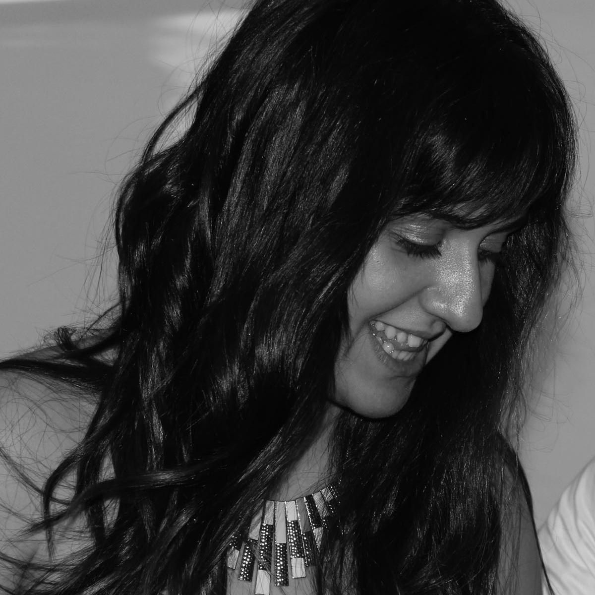 Rm2Ali's profile picture. we’ll fight till it’s over So we put our hands up like the ceiling can’t hold us Publicidad y Relaciones Públicas