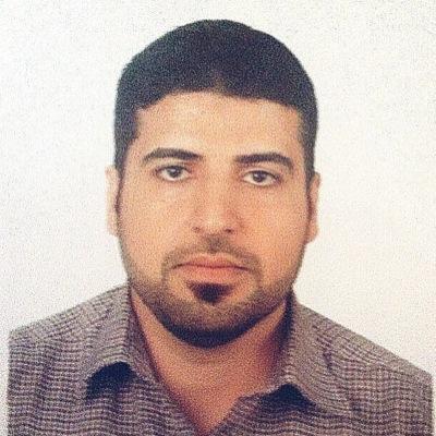 زمرده ذات لون احمر وعلى اطرافها شيء اخضر يحوطها ماء عذب يغطيها بين الحين والاخر فتلمع من ضوء الشمس تعكس جمالها ... كل شيء خلق من تراب ...كن من تكن فأنت من تراب.