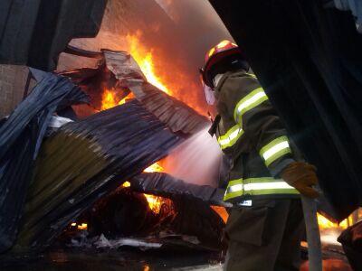 Exdir Bomberos. Químico Industrial. Perito en Siniestros, Incendios y Explosivos. Diplomado en Seg. Hig. y Medio Ambiente. Esp en Seg. Ind. y Proteccion Civil.