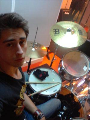 Batteur des Strangers & Guitariste