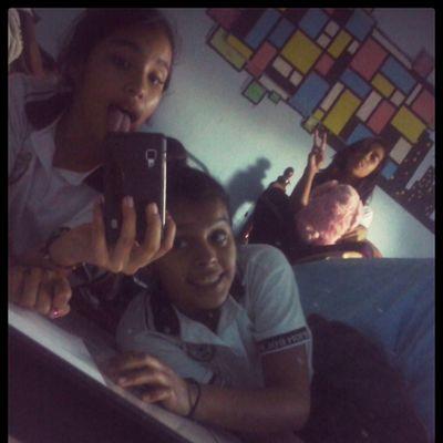 hola soy tania y me gusta one direction :) y mi cancion favorita es story of my life.  soy 100% directioner