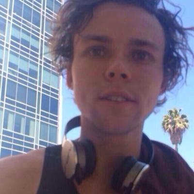 please follow @miserablyafi she gave you this follow