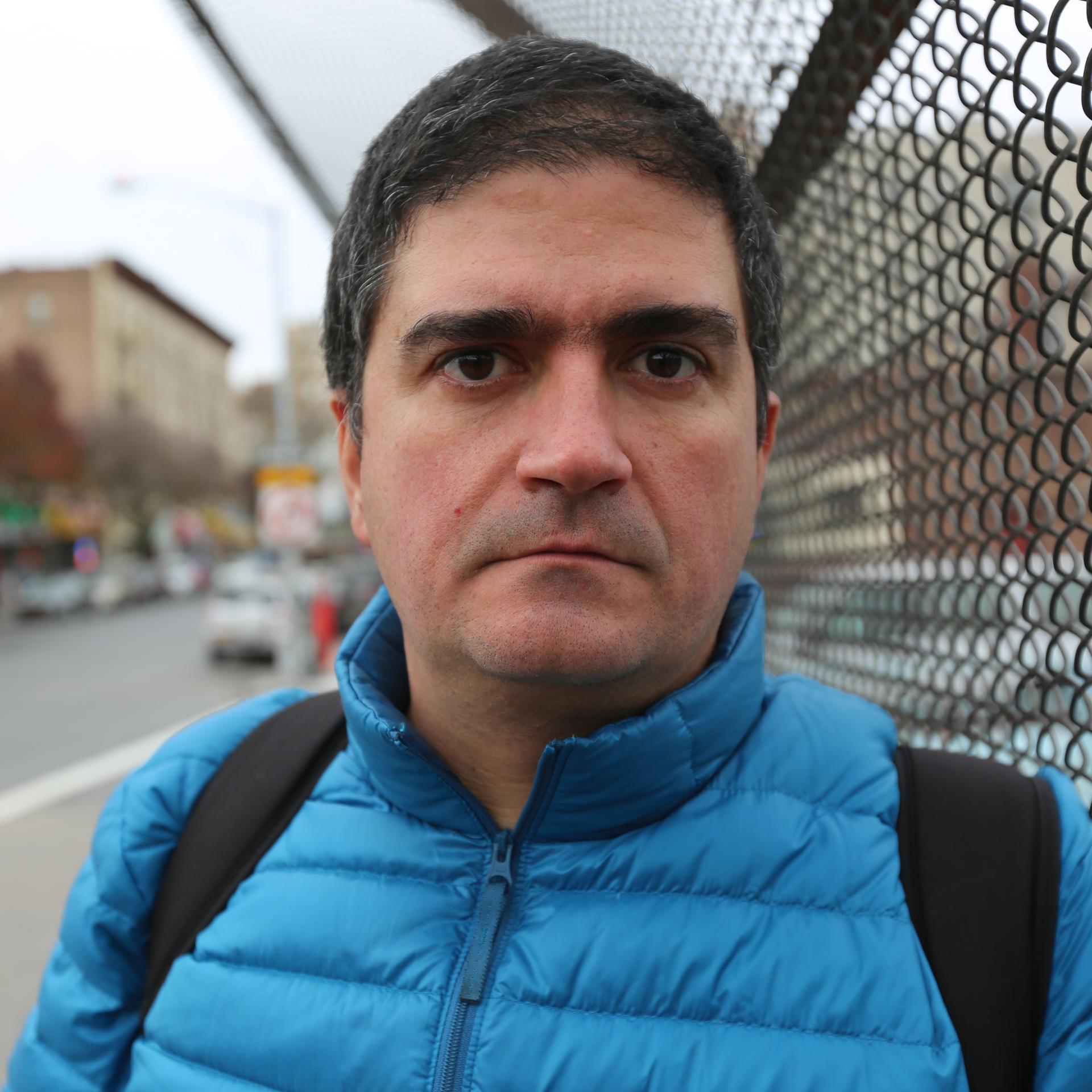Reportero y traductor en NY. Ciclista. Cinéfilo. Autor de tres libros de no ficción: El jardín en Chelsea, Memorias de un delivery y De Montenegro a Morristown.