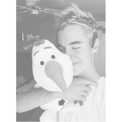 one day i clicked on a video and it saved my life ✦ 0/6 dont remind me ☹✦ you are beautiful in every single way ❁