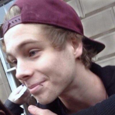 Send me a selfie with a # to be shipped with 5sos, your more than welcome to follow my main account @nirxvanaftluke