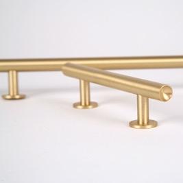 With Lew's Hardware™, award-winning designer Lewis Dolin brings a world of experience – and a fresh look – to the decorative hardware market.