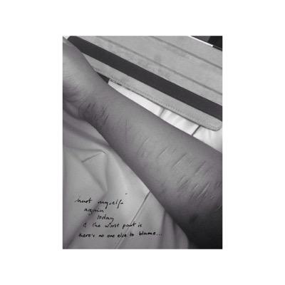 unhappy 16 year old. fucked up and covered in scars. {dont let me drown}