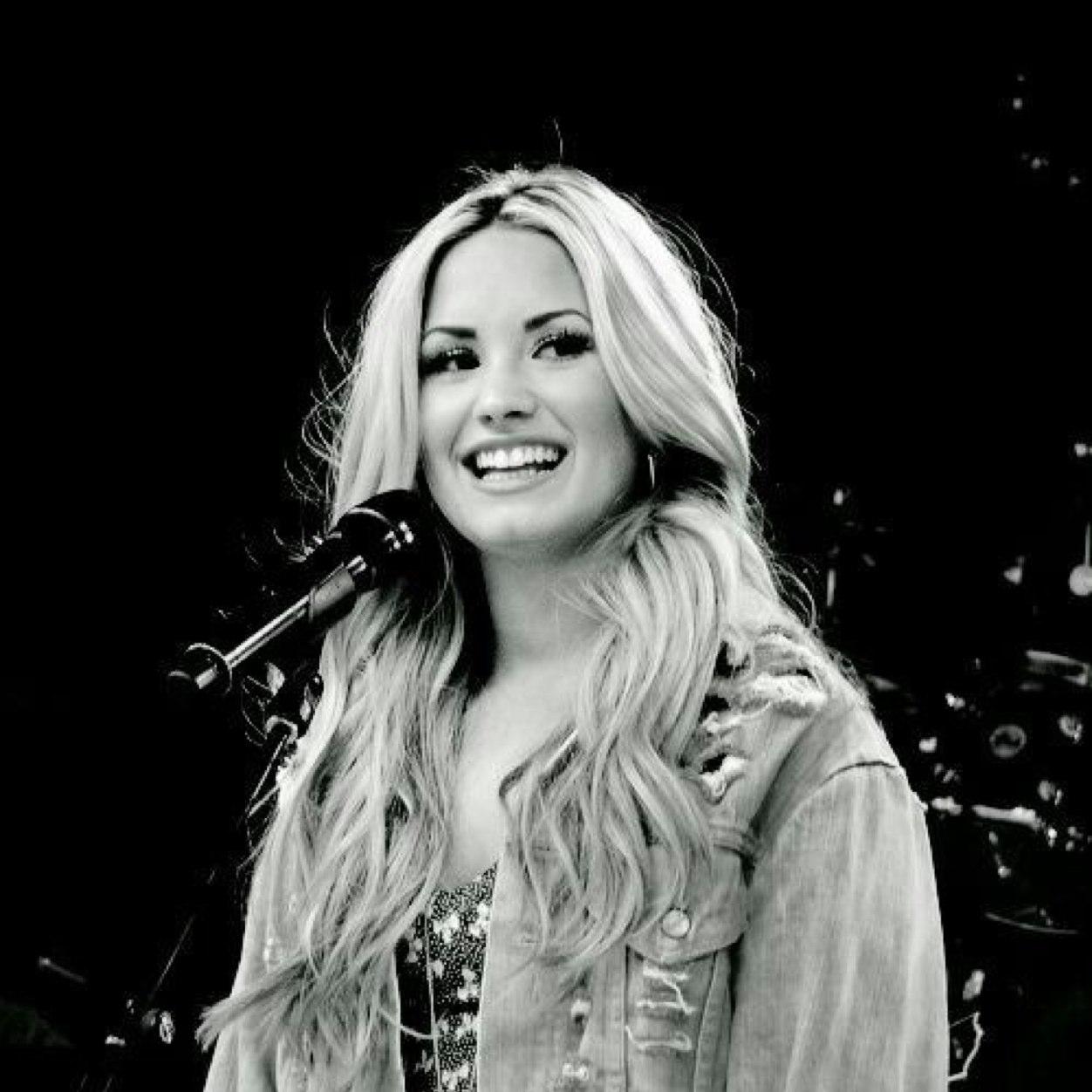 ✨ meeting Demi it's my biggest dream☁