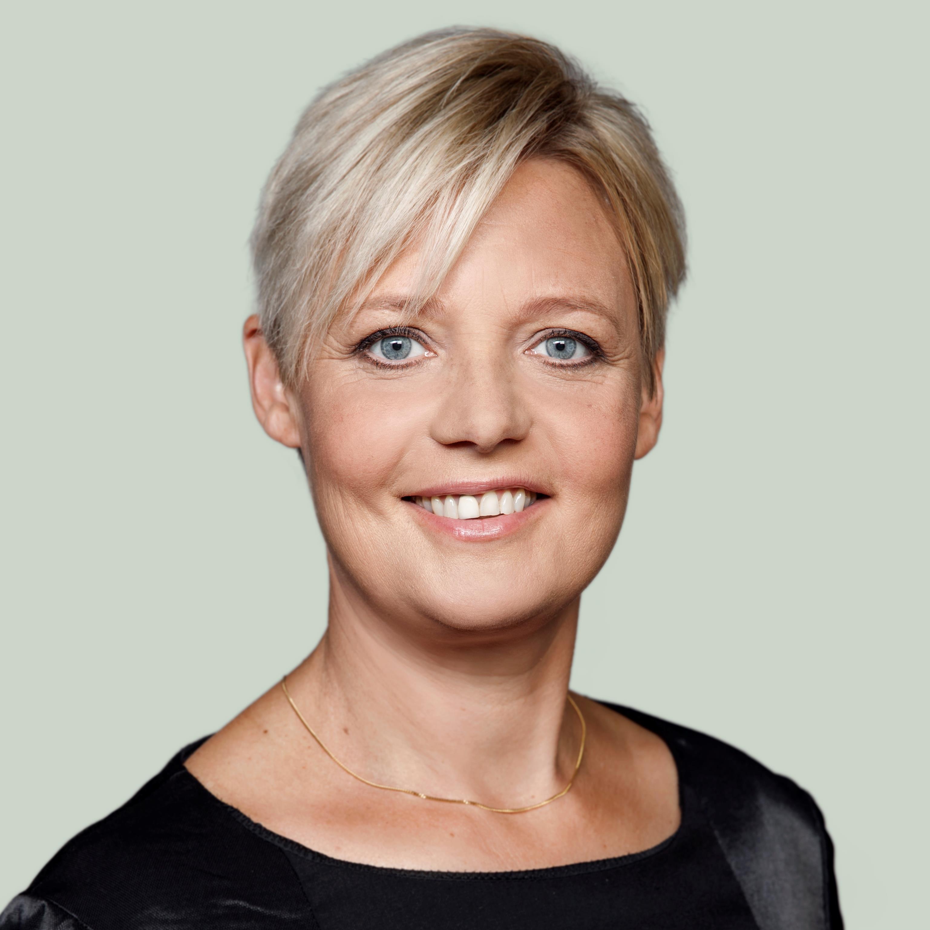 Socialdemokratisk folketingsmedlem. Gruppesekretær. Tingsekretær. Ordfører for Nordisk Råd. Udenrigsordfører. Medlem af Udenrigspolitisk Nævn