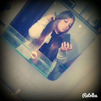 Chica sincera, ojos verdes miel, siempre una sonrisa, solo me falta alguien que me quiera de verdad :(