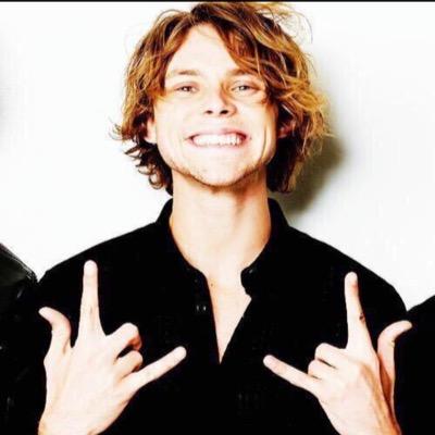 pretty please follow @insert_fandom for me. i love you lots and lots and lots