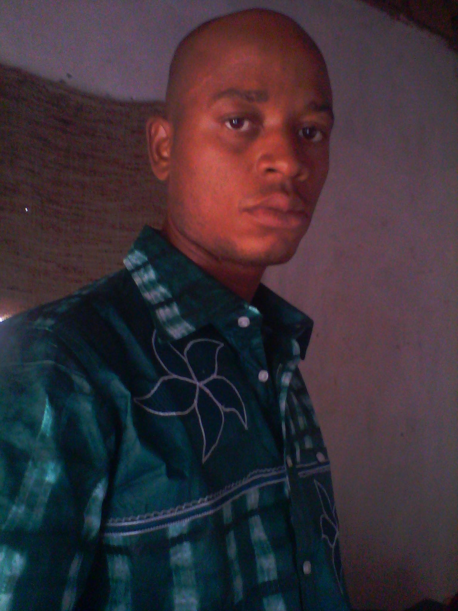 ValeryAfom's profile picture. mola c long