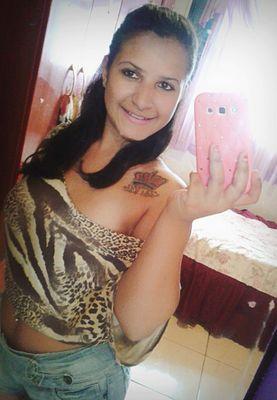 Morena, 17anos, Doida, Baixinha, Capricorniana, Amo rosa rouxo e chocolate  . ^^  Segue ??