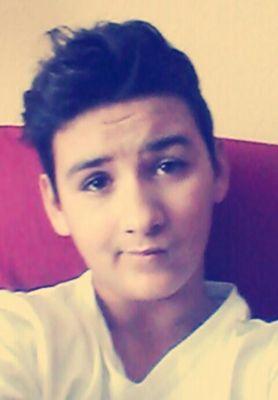 Chico del monton , alto moreno y con aspiraciones a actor ;)