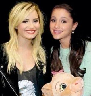 Demi & Ariana are queens ❤