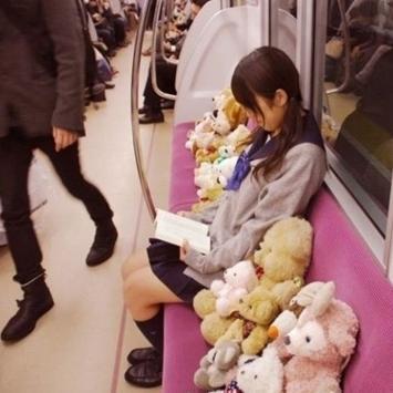 電車の中で何が 電車 で寝てる人の隣でボソッと 扉ぁ閉まりぃます って車掌口調で言ったら飛び起きて 下車してから うわぁ降りる駅間違えた みたいな顔してたけど完全に俺のせいじゃない 電車の中で何が 電車 で寝てる人の隣でボソッと 扉ぁ閉まりぃます って車掌口調で言ったら飛び起きて 下車してから うわぁ降りる駅間違えた みたいな顔してたけど完全に俺のせいじゃない