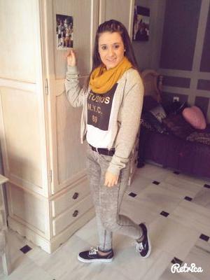 Dando guerra desde el 99 *-*,Muy Luchadora,Borde habitualmente,Jugadora de hockey,con el 10 a la espalda,Si me buscas me encuentras.