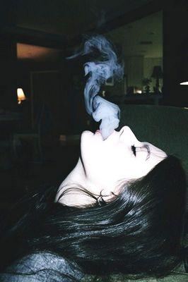 18. Asquerosa, gorda y suicida.Solo quiero ser delgada.Me sobran ilusiones y me faltan ganas de vivir.Se suicidó tirandose al vacío que había dentro della