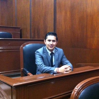 Guanajuatense ,estudiante de Derecho , el mundo no se mueve solo lo cambiamos todos