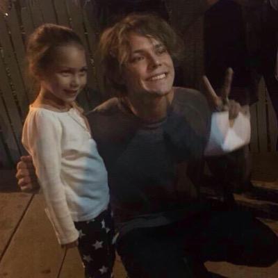 FOLLOW @calumft182 love u