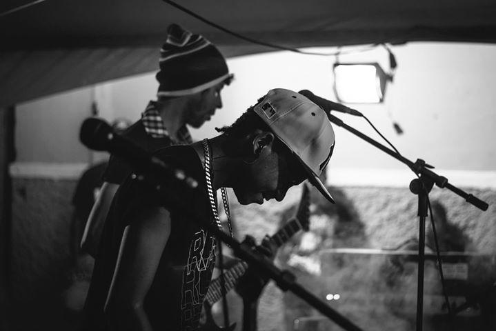 My world is Chris Brown the guy sings a lot, dance a lot and besides being super talented humble is super affectionate with his fans, as not to love this guy.