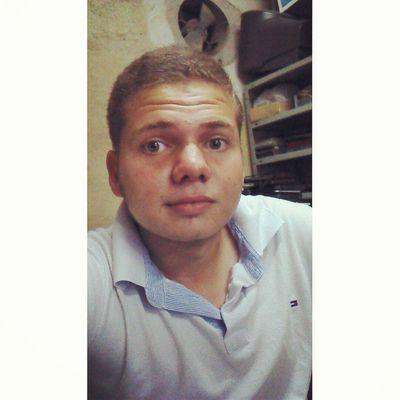 Vivo a Cada à Procura da minha felicidade .