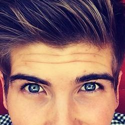@GuygirlR follow hem  .. i have 14 ,.. i am muslim..follow me i followback... have a nice day ....i love youtubers ...