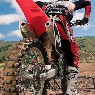 Im 13 years old
Like to skate, 
And dirtbike
Also single